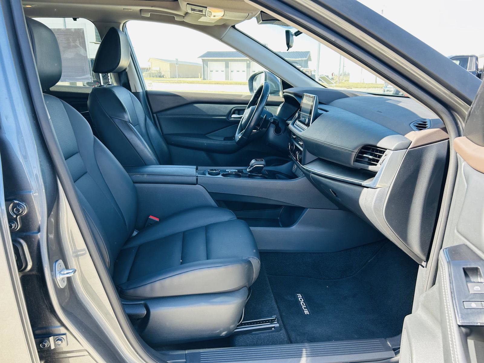 Used 2023 Nissan Rogue SV w/ SV Premium B Package image 32