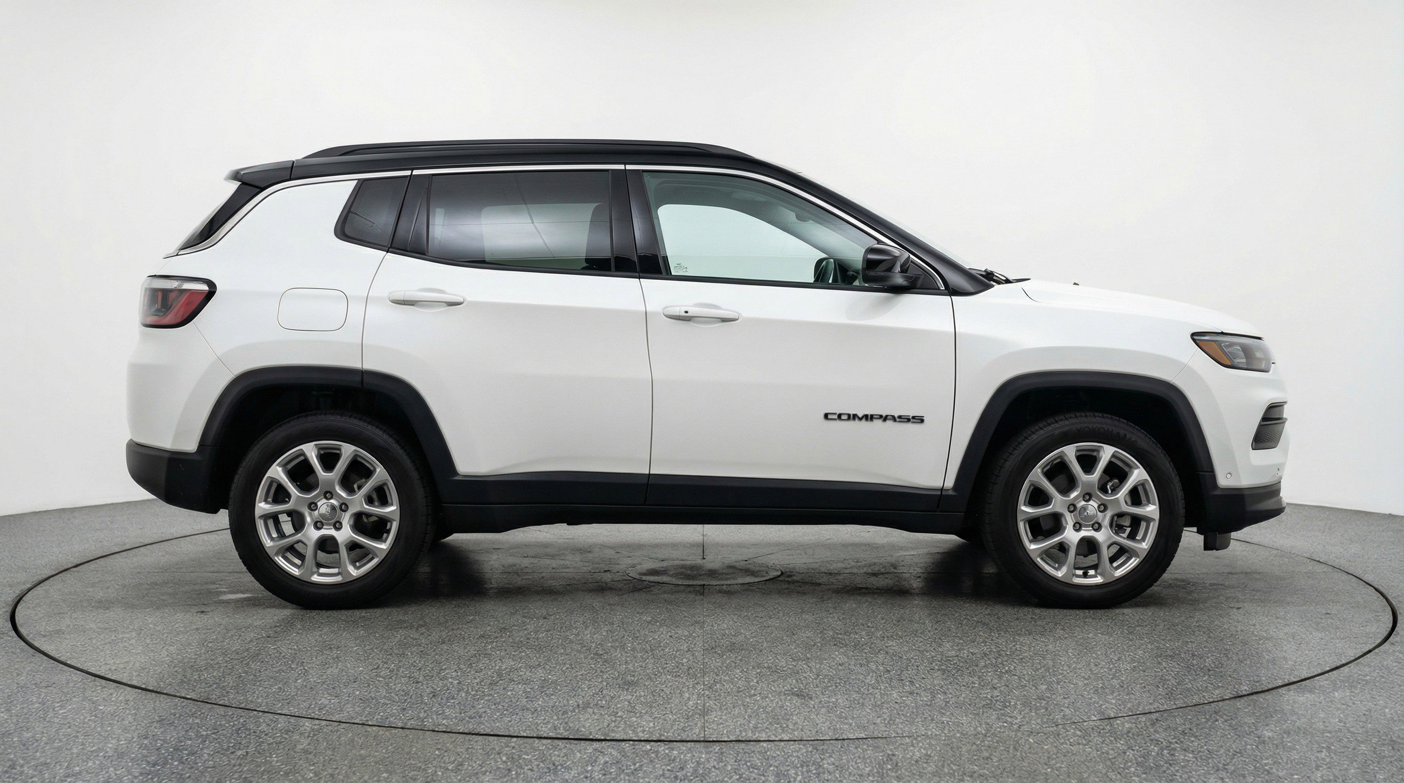Used 2025 Jeep Compass Limited image 11