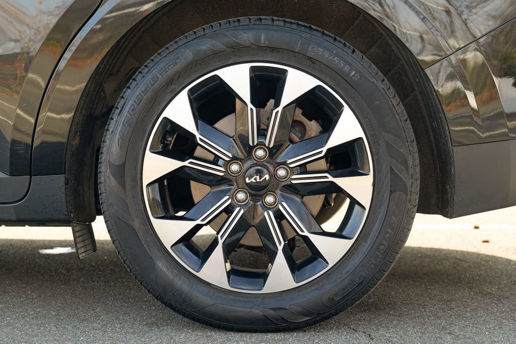 Used 2024 Kia Carnival EX image 14