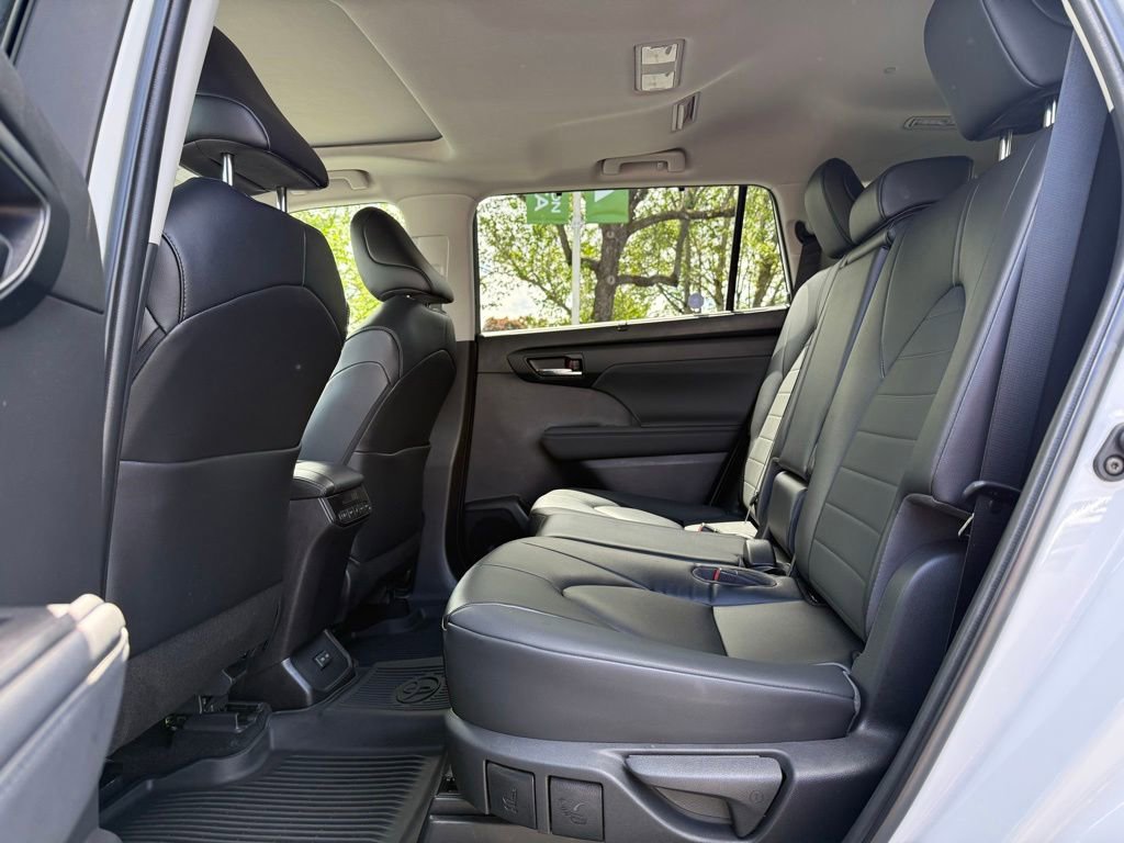 Used 2023 Toyota Highlander XLE FWD image 14