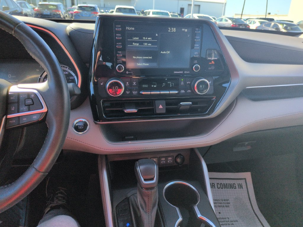 Certified 2022 Toyota Highlander XLE AWD/4WD image 17