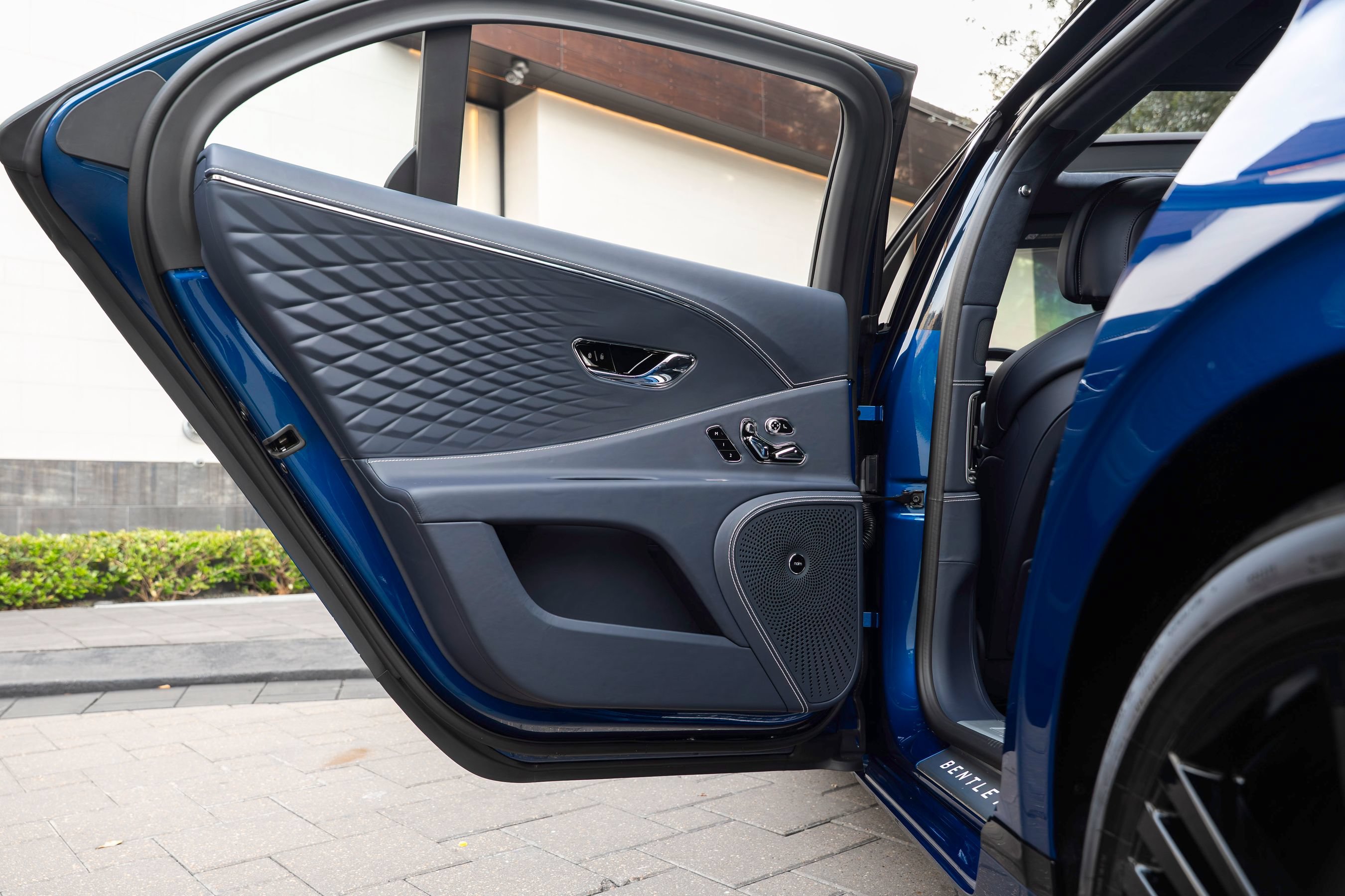 Certified 2026 Bentley Flying Spur Plug-In Hybrid AWD/4WD image 40