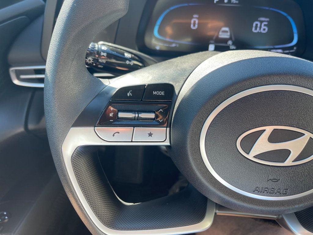 Used 2025 Hyundai Elantra SE FWD image 15