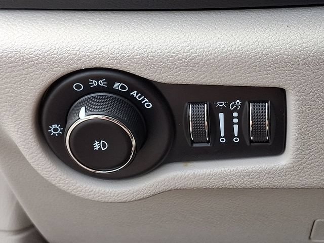 Used 2021 Chrysler Pacifica Touring-L FWD image 25