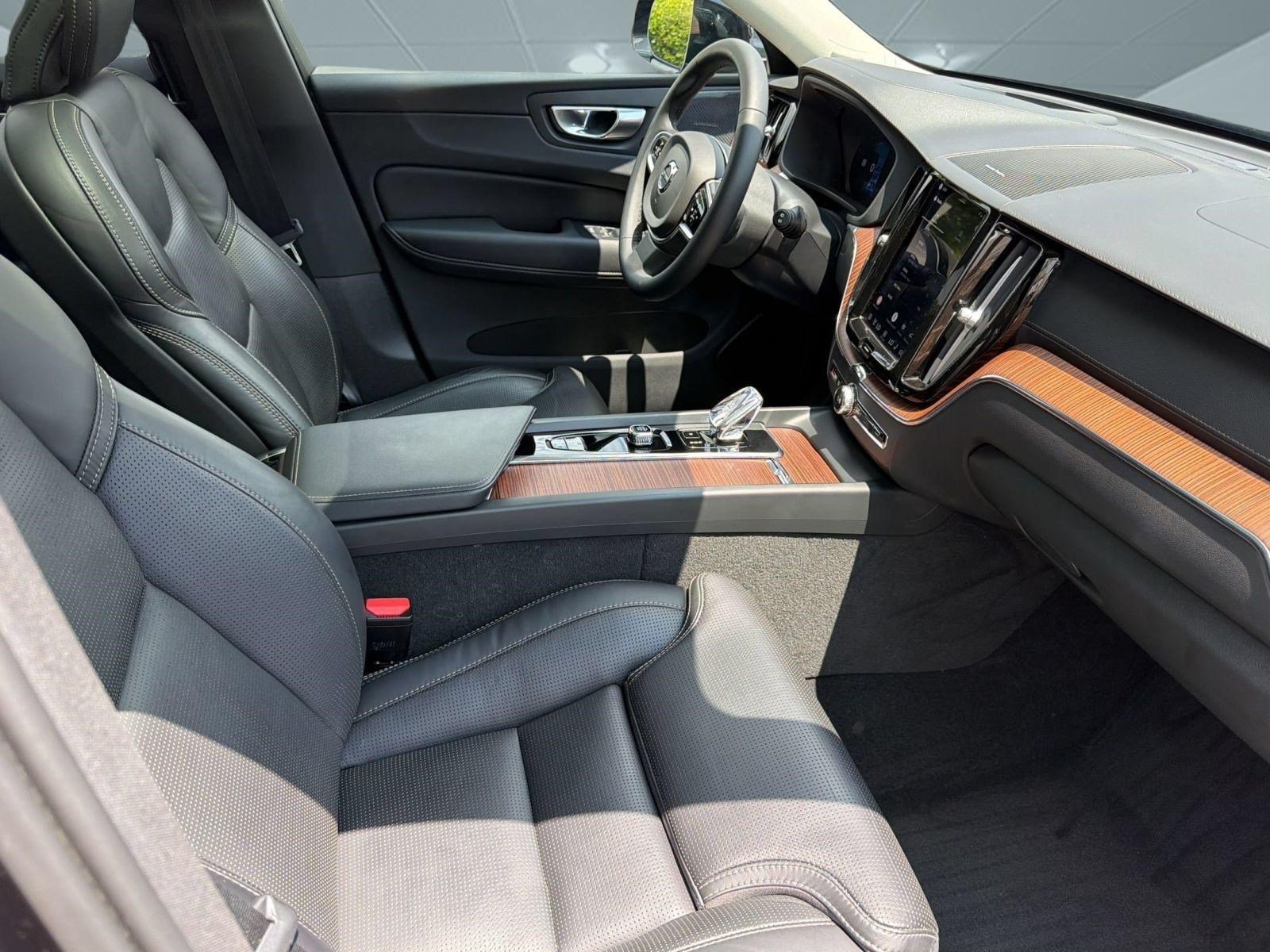 Certified 2024 Volvo XC60 B5 Ultimate w/ Protection Package Premier AWD/4WD image 25