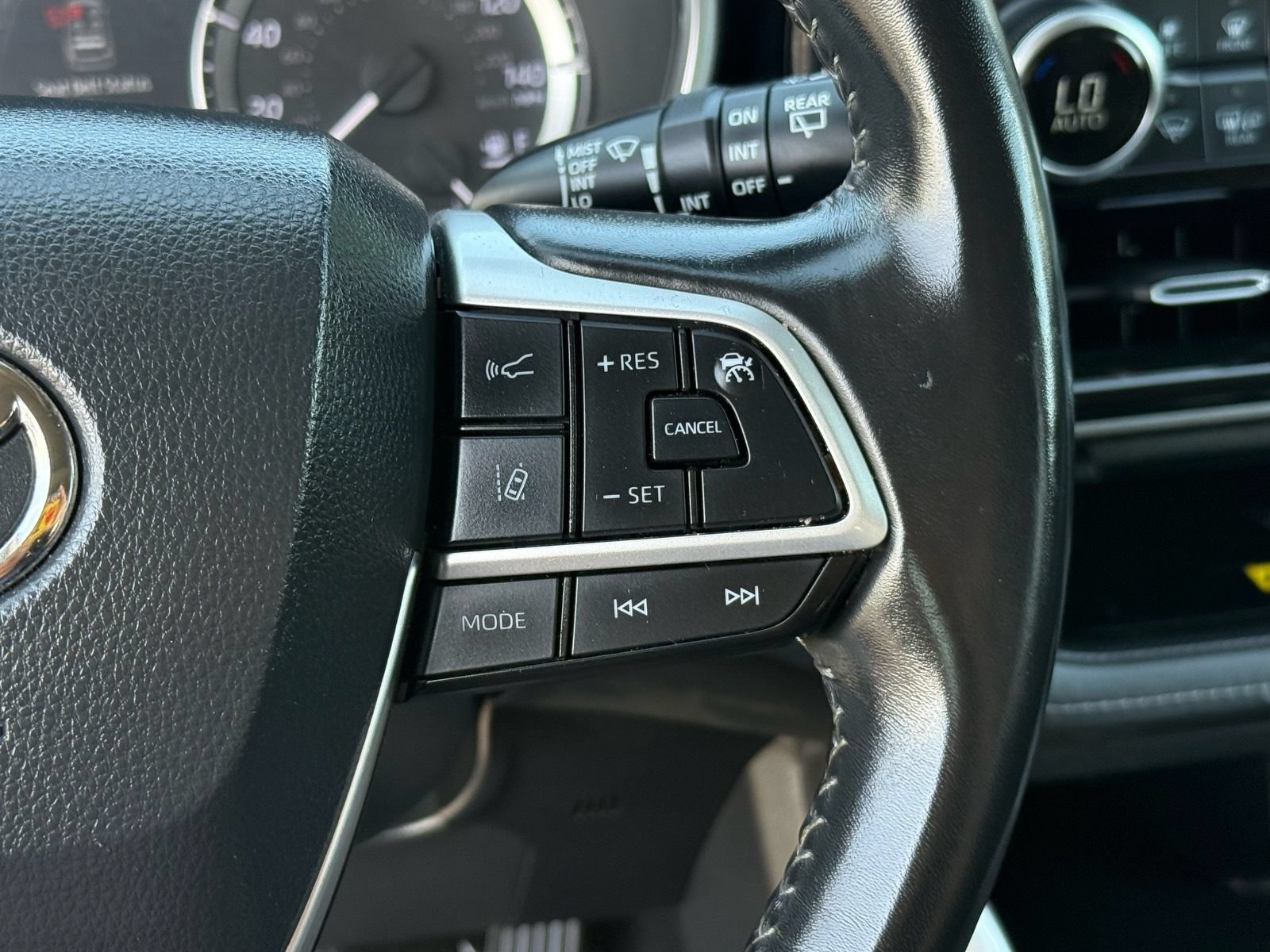 Used 2023 Toyota Highlander XLE FWD image 17
