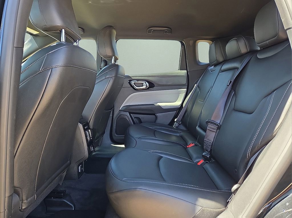 Used 2025 Jeep Compass Limited image 15