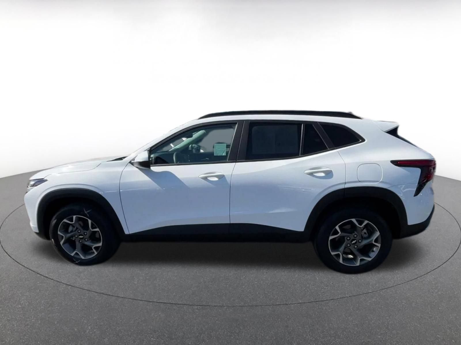 Used 2025 Chevrolet Trax LT FWD image 8