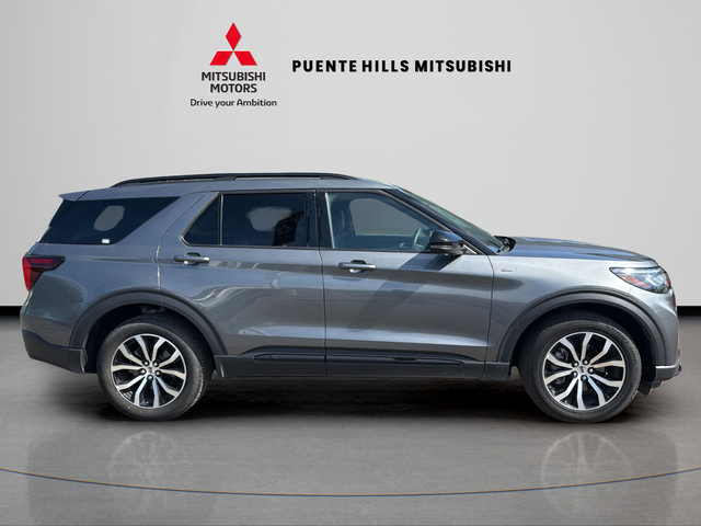 Used 2025 Ford Explorer ST-Line AWD/4WD image 4