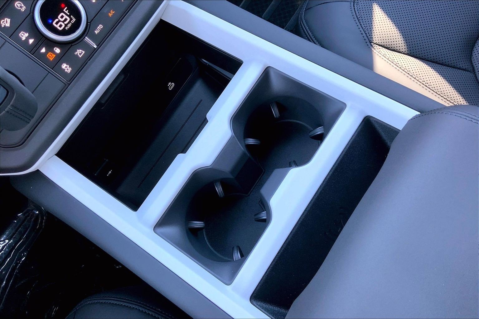 New 2026 Land Rover Defender 110 X-Dynamic SE image 22