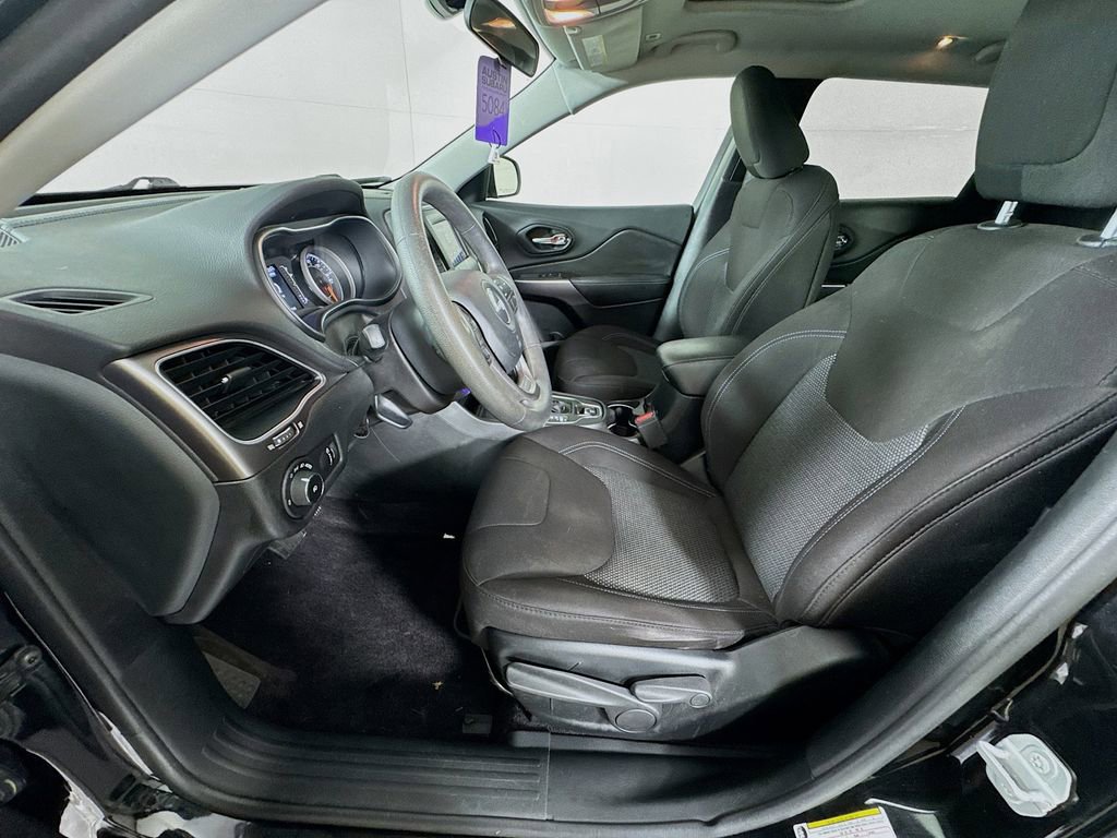 Used 2019 Jeep Cherokee Latitude w/ Popular Appearance Group FWD image 23