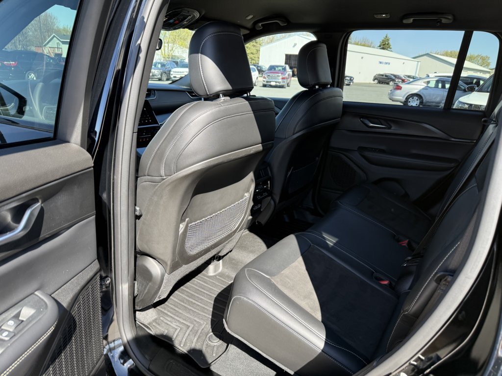 Used 2023 Jeep Grand Cherokee Altitude AWD/4WD image 12