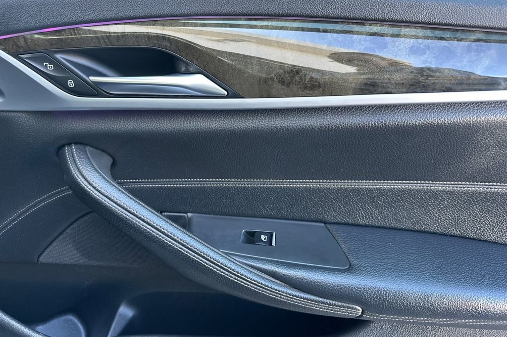 Used 2019 BMW 530e w/ M Sport Package image 18
