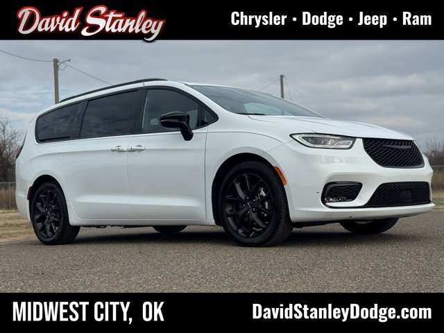 Certified 2024 Chrysler Pacifica Touring-L w/ Uconnect Theater Family Group