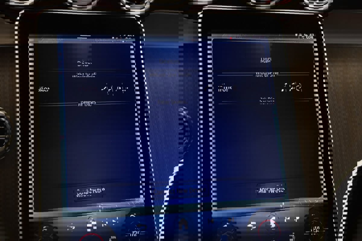 Used 2025 Mercedes-Benz GLC 300 4MATIC SUV image 40