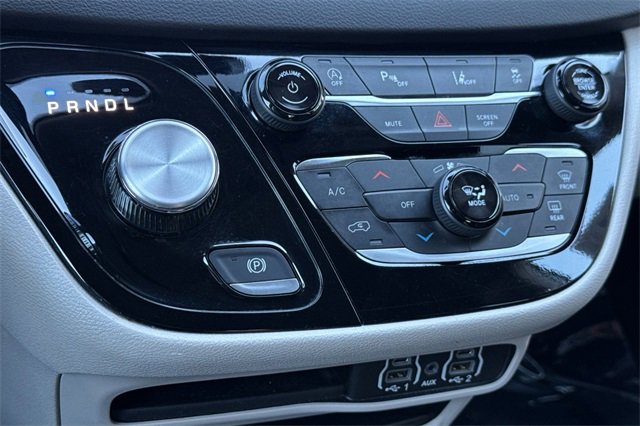 Used 2024 Chrysler Pacifica Touring-L image 25