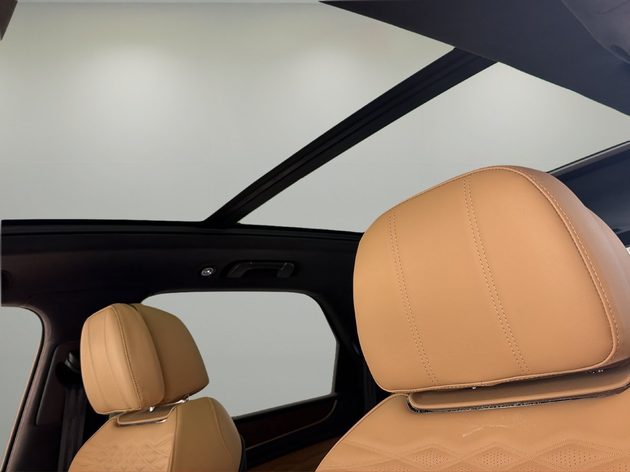 Used 2025 Bentley Bentayga AWD/4WD image 30