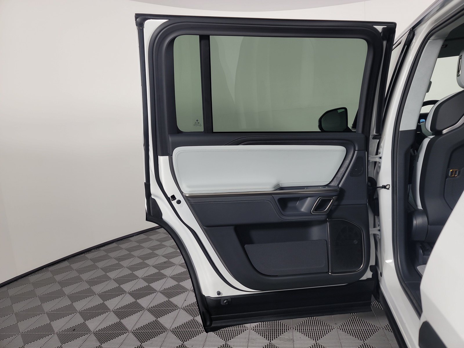 Used 2024 Rivian R1S Adventure AWD/4WD image 17