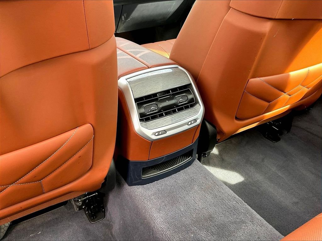 Used 2023 BMW i7 xDrive60 AWD/4WD image 10