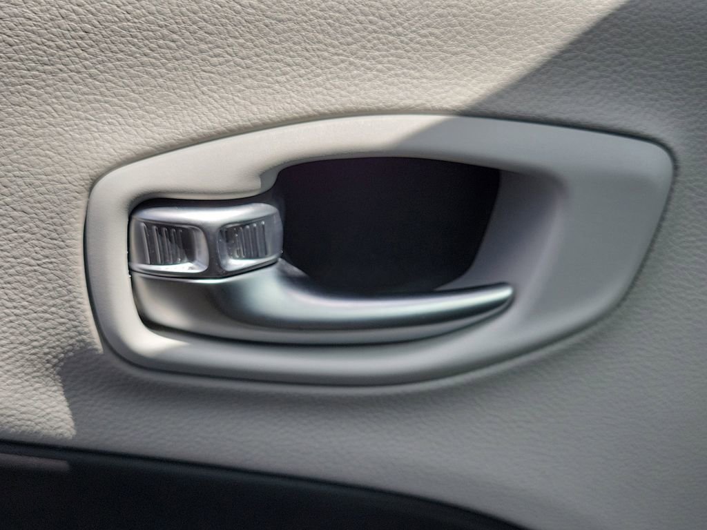 Used 2018 Jeep Compass Latitude image 30