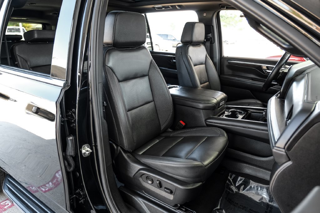 Used 2025 Chevrolet Suburban LT w/ Comfort Package RWD image 35