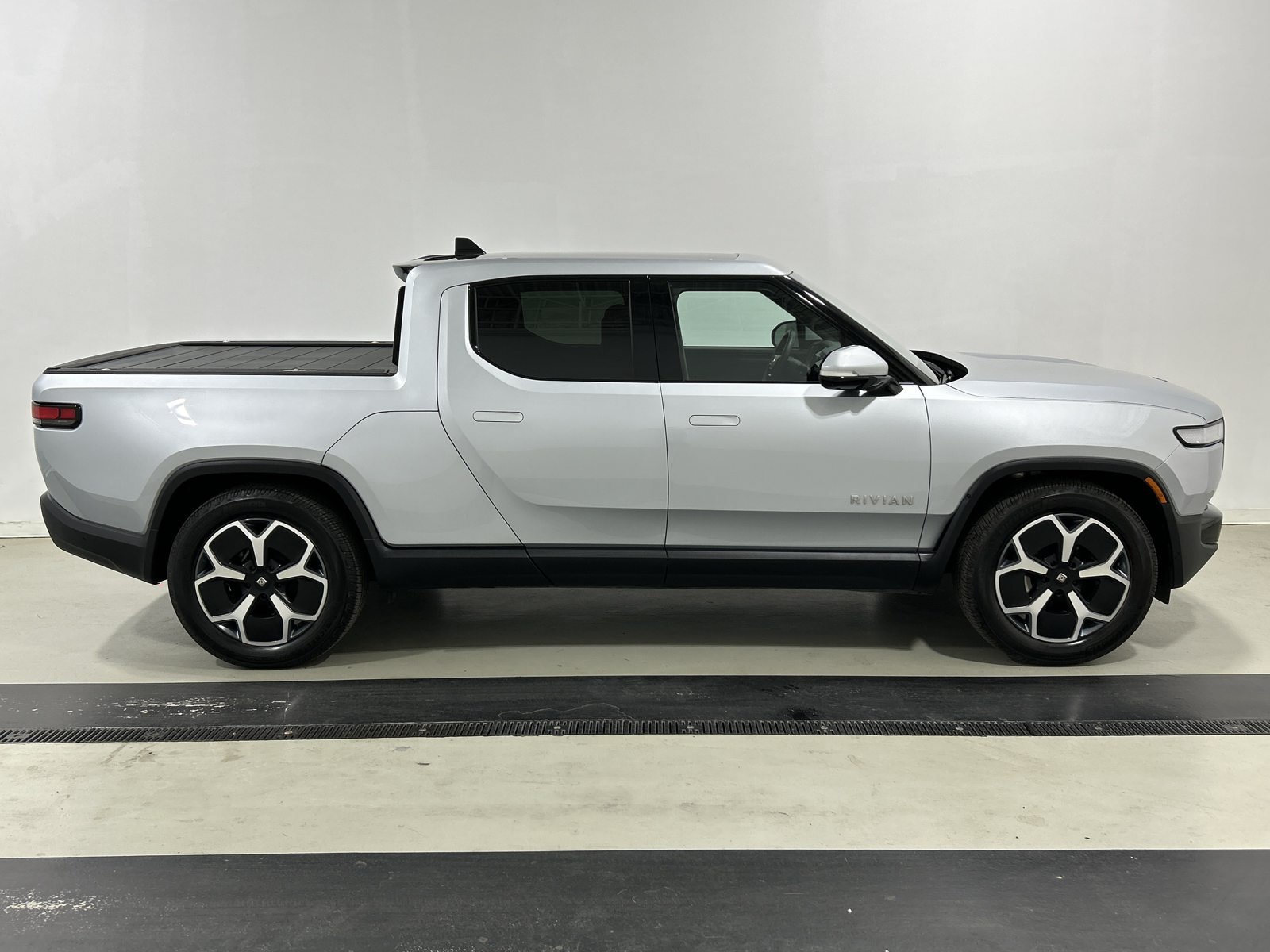 Used 2024 Rivian R1T Adventure Dual AWD/4WD image 6