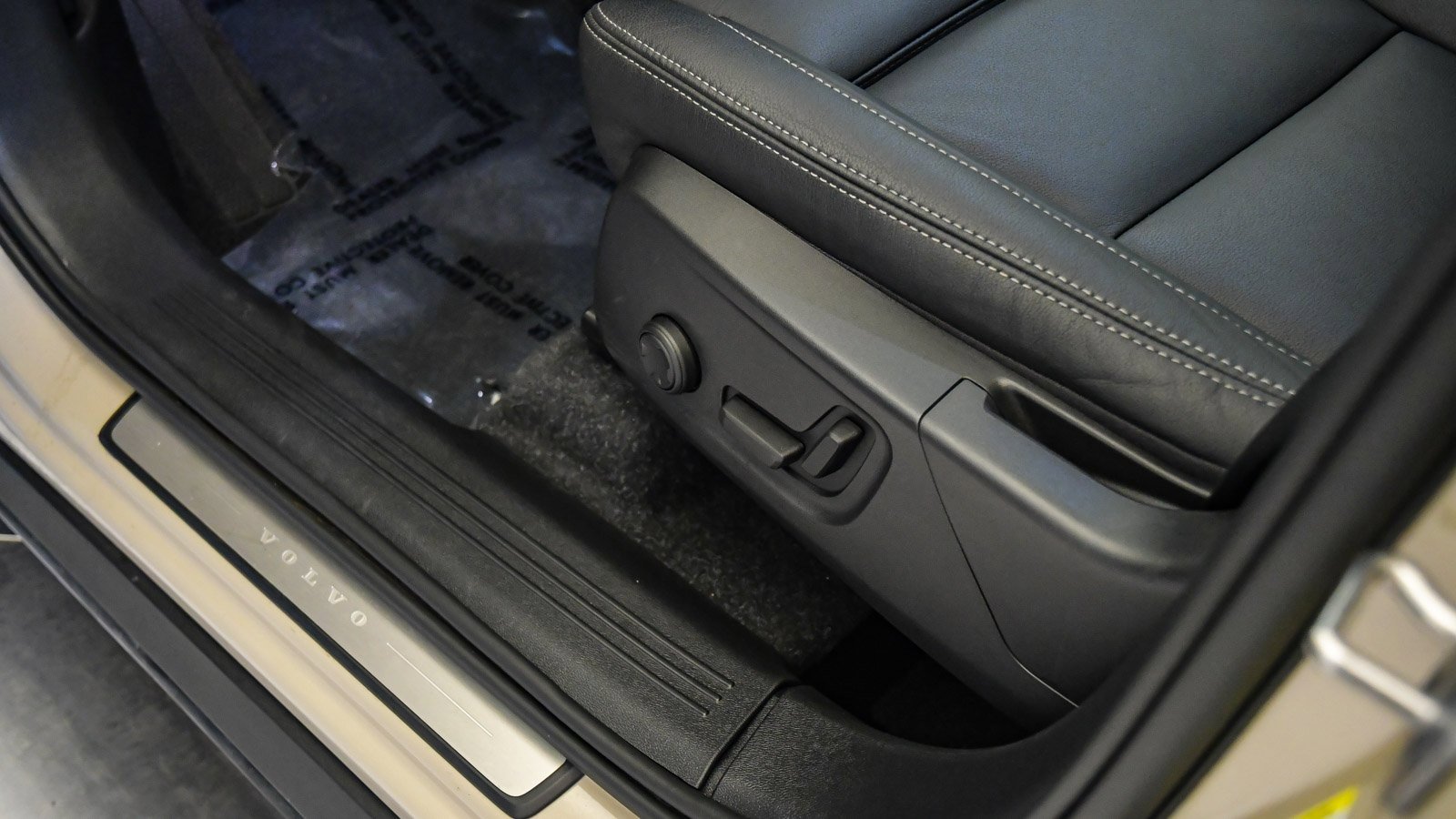 Certified 2025 Volvo XC40 B5 Ultra w/ Climate Package image 24