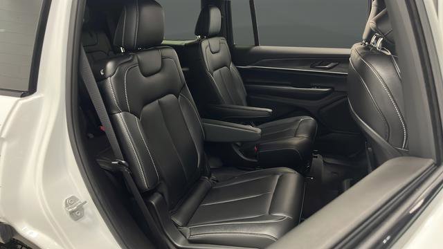 Used 2024 Jeep Grand Cherokee L Limited w/ Black Appearance Package image 31