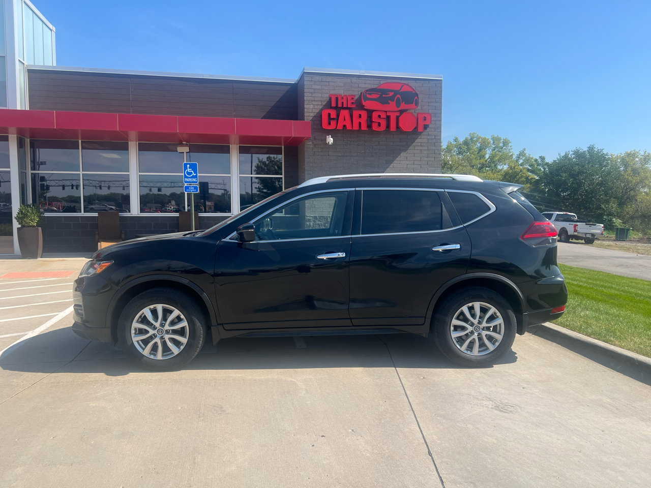 Used 2019 Nissan Rogue SV image 1