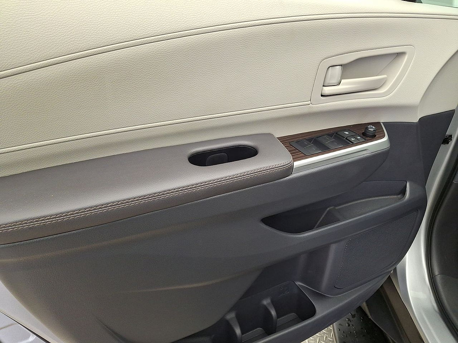 Used 2024 Toyota Sienna LE FWD image 13
