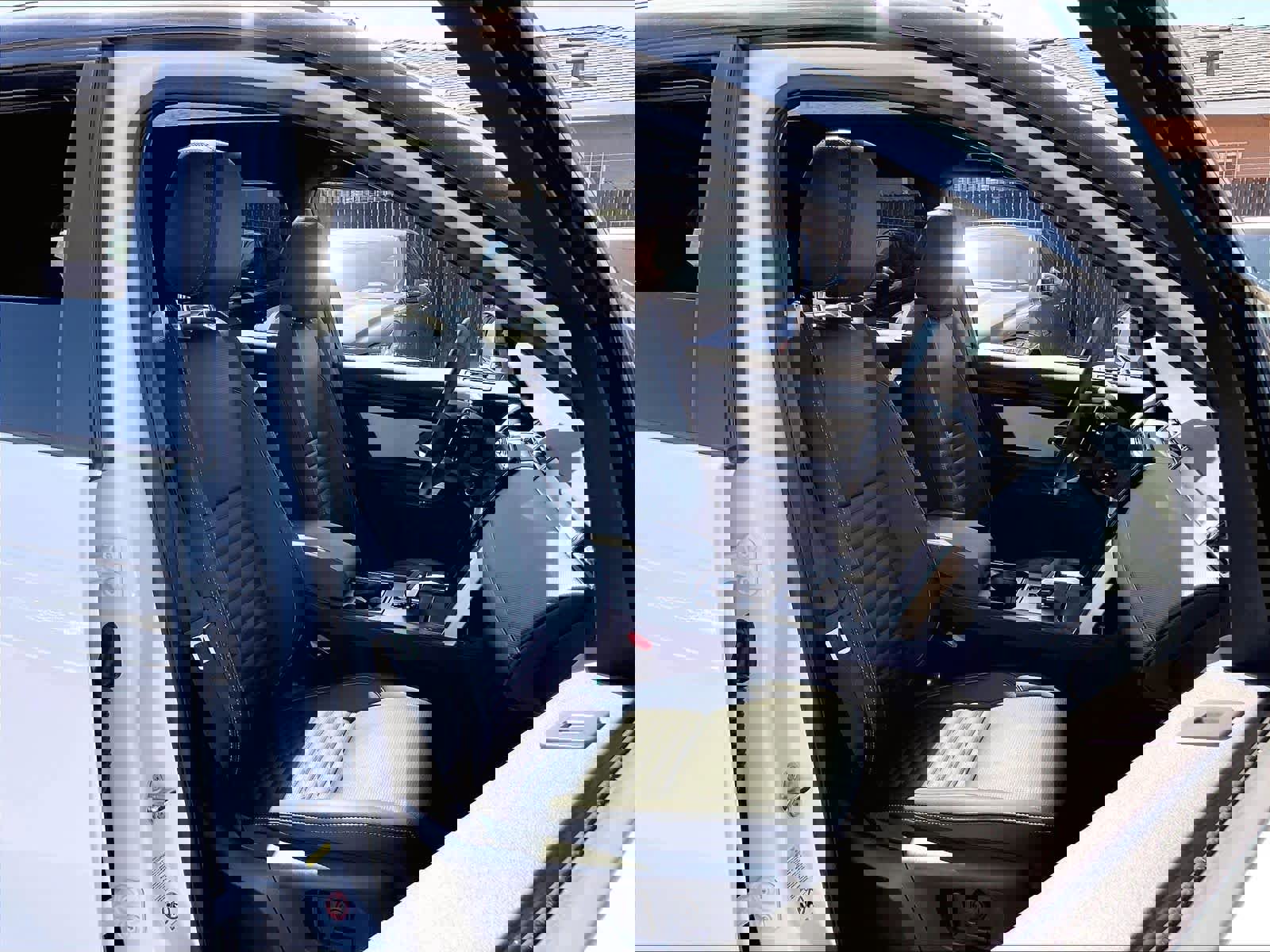 Used 2025 Land Rover Discovery Sport Dynamic SE image 8