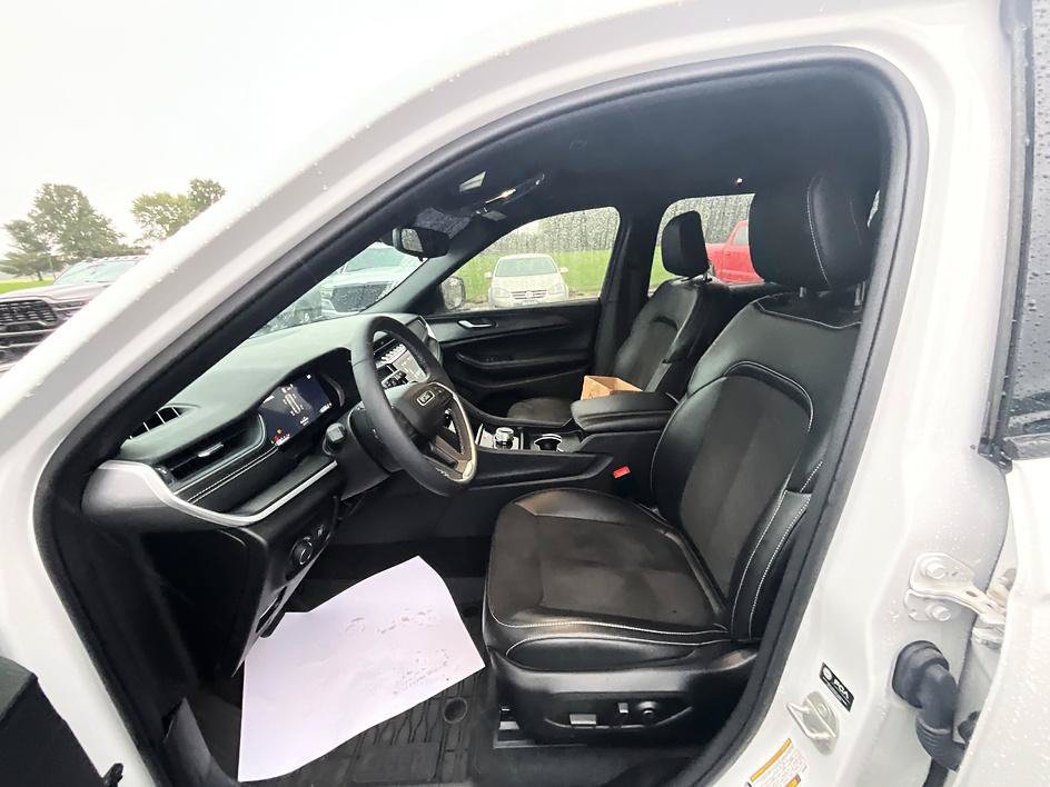 Used 2023 Jeep Grand Cherokee Altitude AWD/4WD image 14