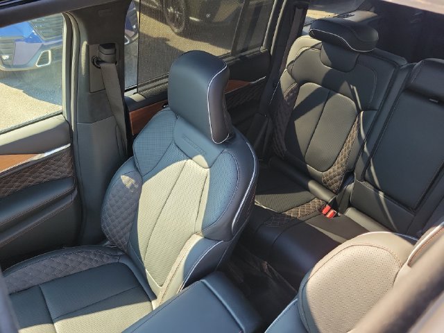 Used 2026 Jeep Grand Cherokee Summit w/ Obsidian Package AWD/4WD image 34