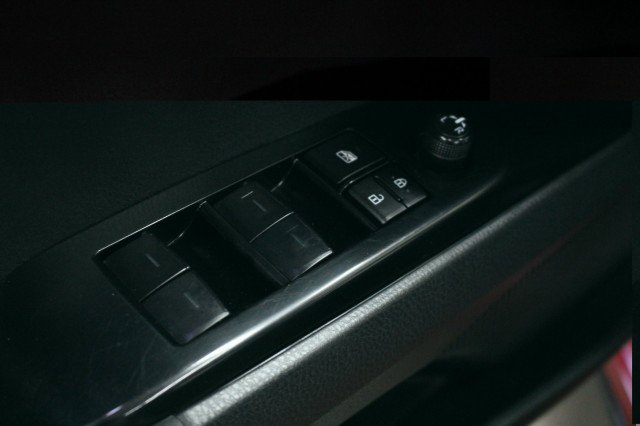 Used 2025 Toyota Camry SE w/ Convenience Package image 18