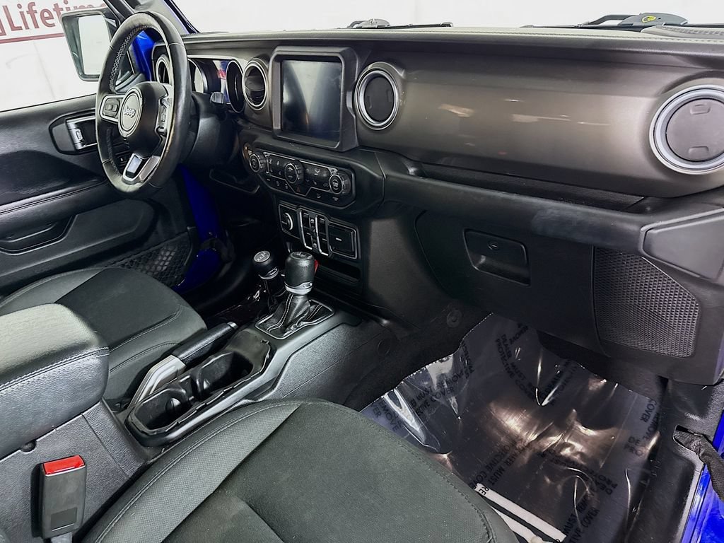 Used 2018 Jeep Wrangler Unlimited Sahara w/ Dual Top Group AWD/4WD image 32
