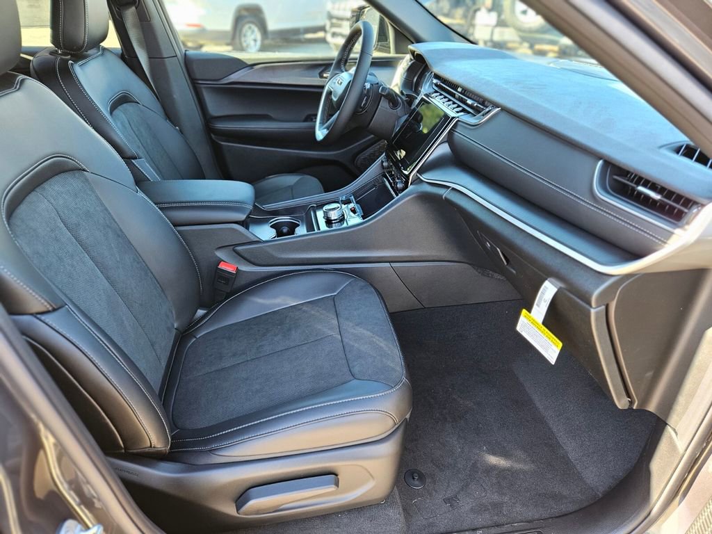 New 2025 Jeep Grand Cherokee Altitude image 10