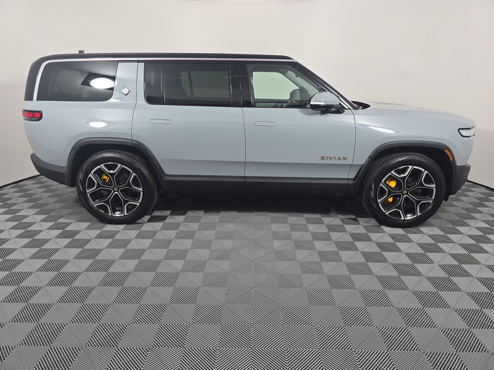 Used 2024 Rivian R1S Adventure AWD/4WD image 6