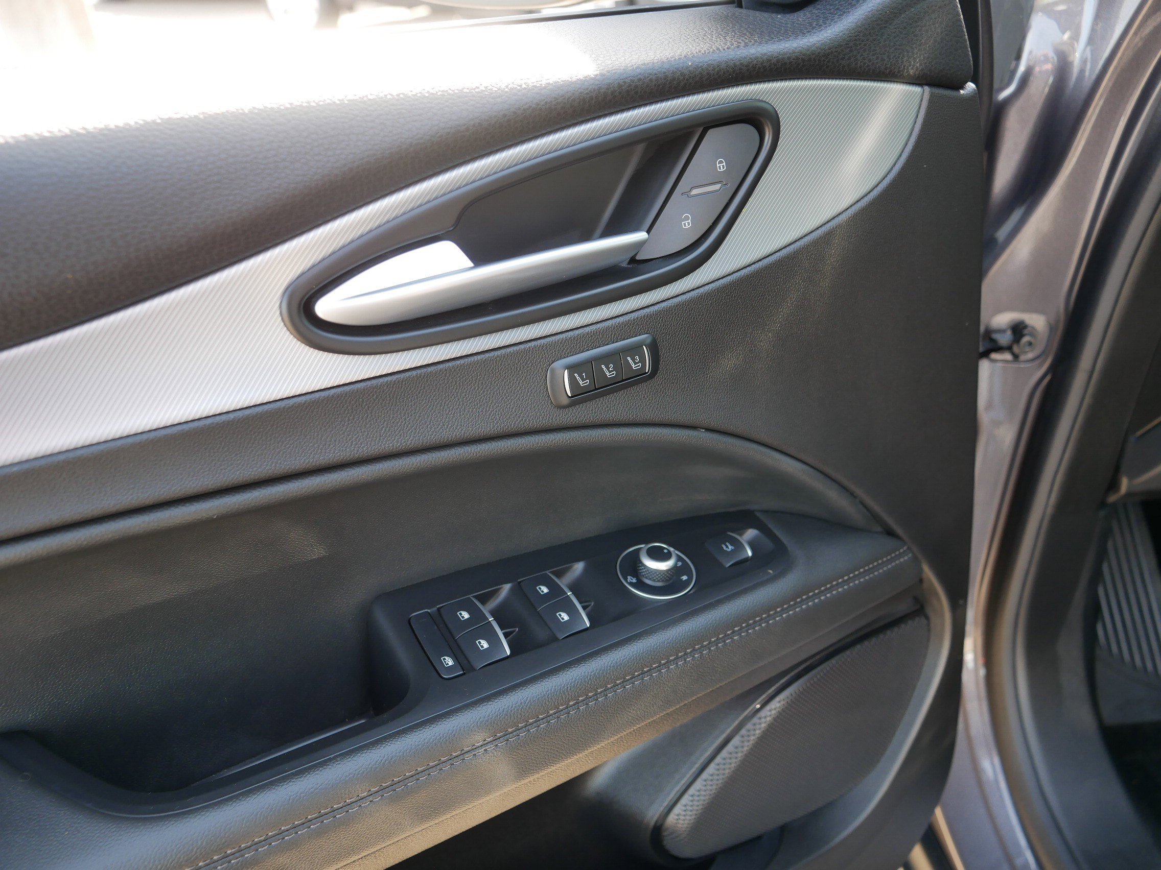 Used 2025 Alfa Romeo Stelvio Sprint w/ Convenience Package image 19