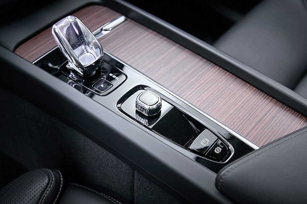 Certified 2023 Volvo XC60 B6 Ultimate w/ Protection Package Premier image 17