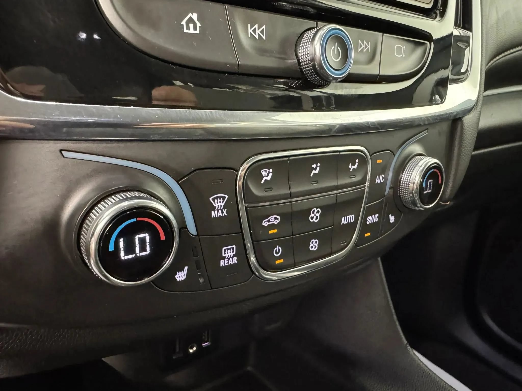 Used 2020 Chevrolet Traverse LT AWD/4WD image 21