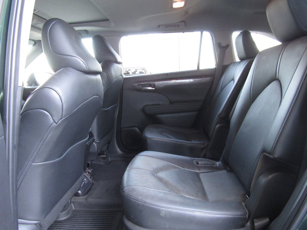 Used 2023 Toyota Highlander Limited image 15