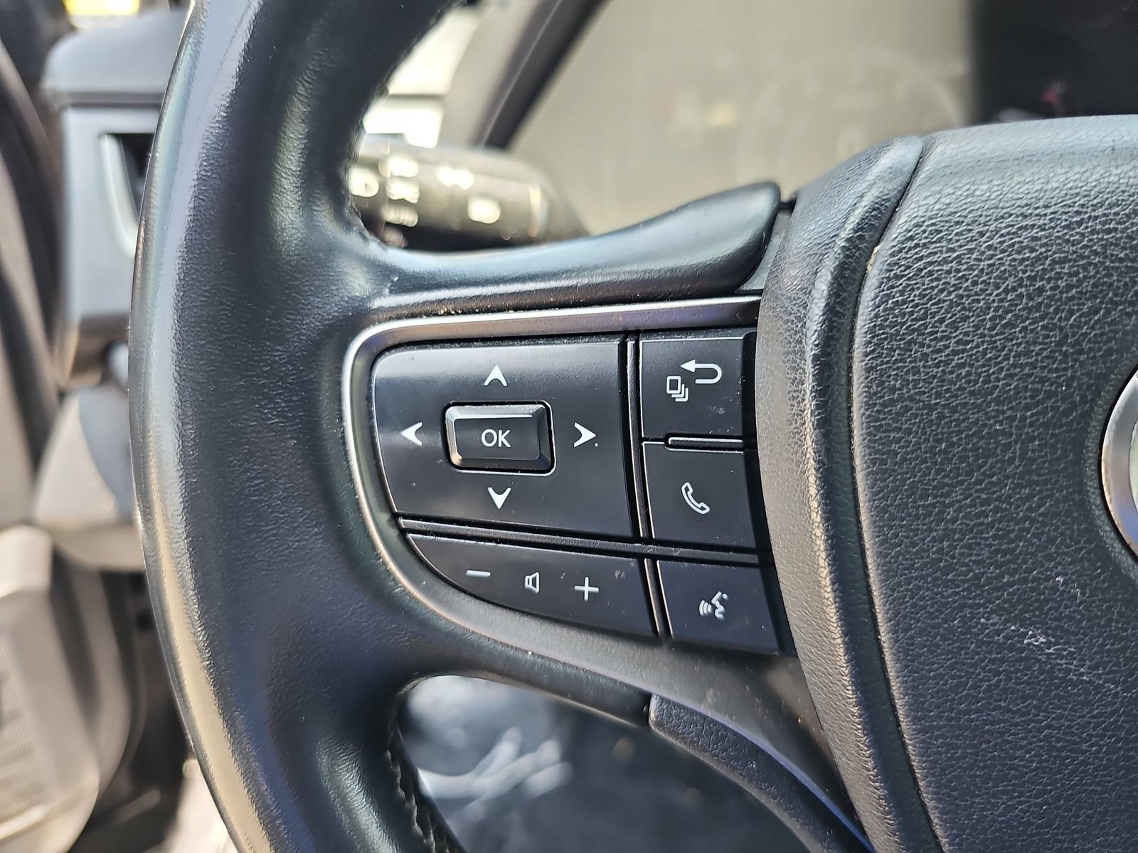 Used 2022 Lexus UX 200 w/ Accessory Package (Z1) FWD image 16