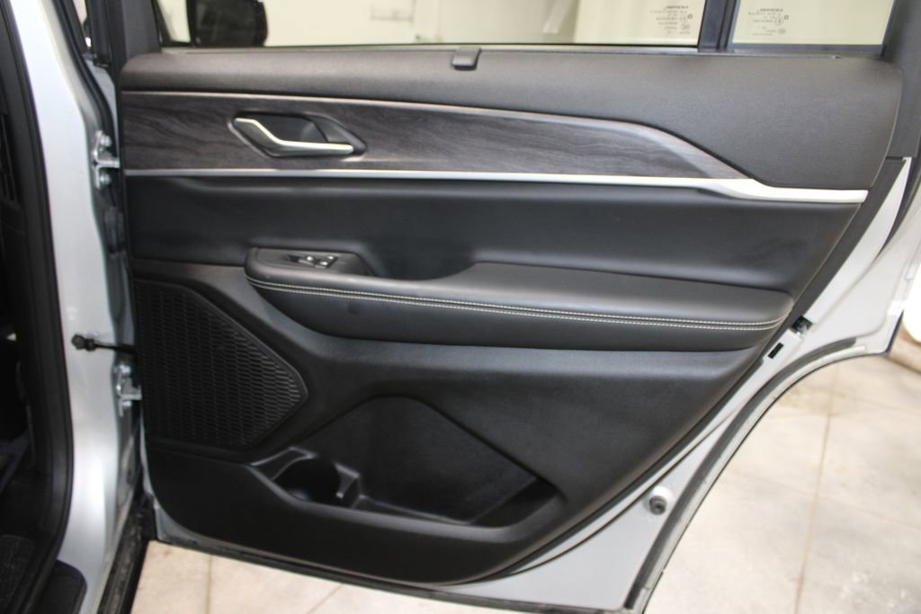 Used 2023 Jeep Grand Cherokee L Limited w/ Luxury Tech Group II AWD/4WD image 33