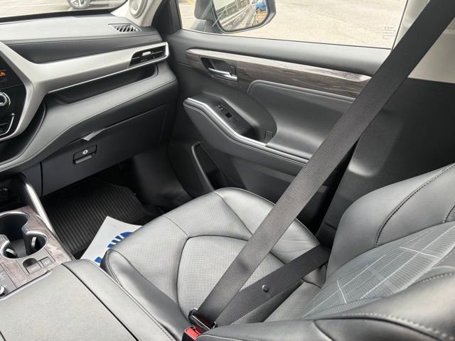 Used 2022 Toyota Highlander Platinum AWD/4WD image 38