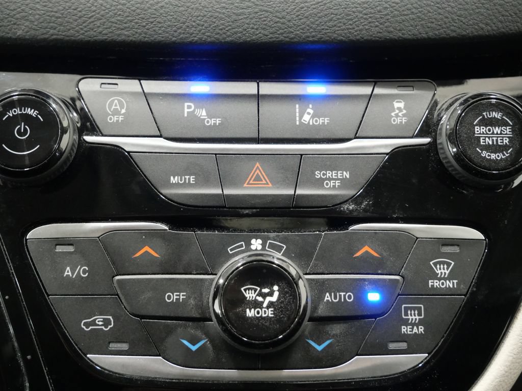 Used 2024 Chrysler Pacifica Touring-L FWD image 19