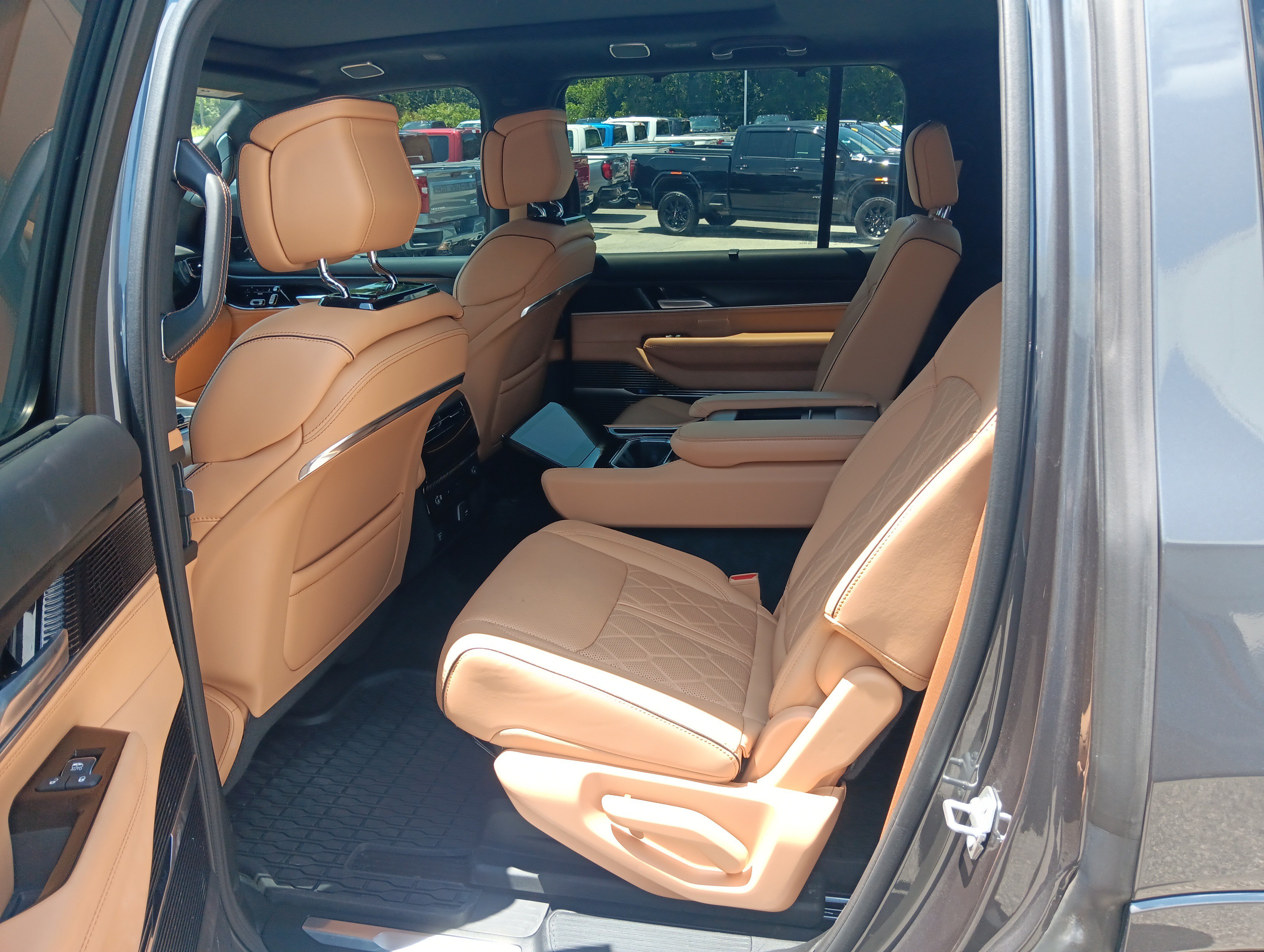 Used 2024 Jeep Grand Wagoneer Series III w/ Quick Order Packagew 28T AWD/4WD image 18