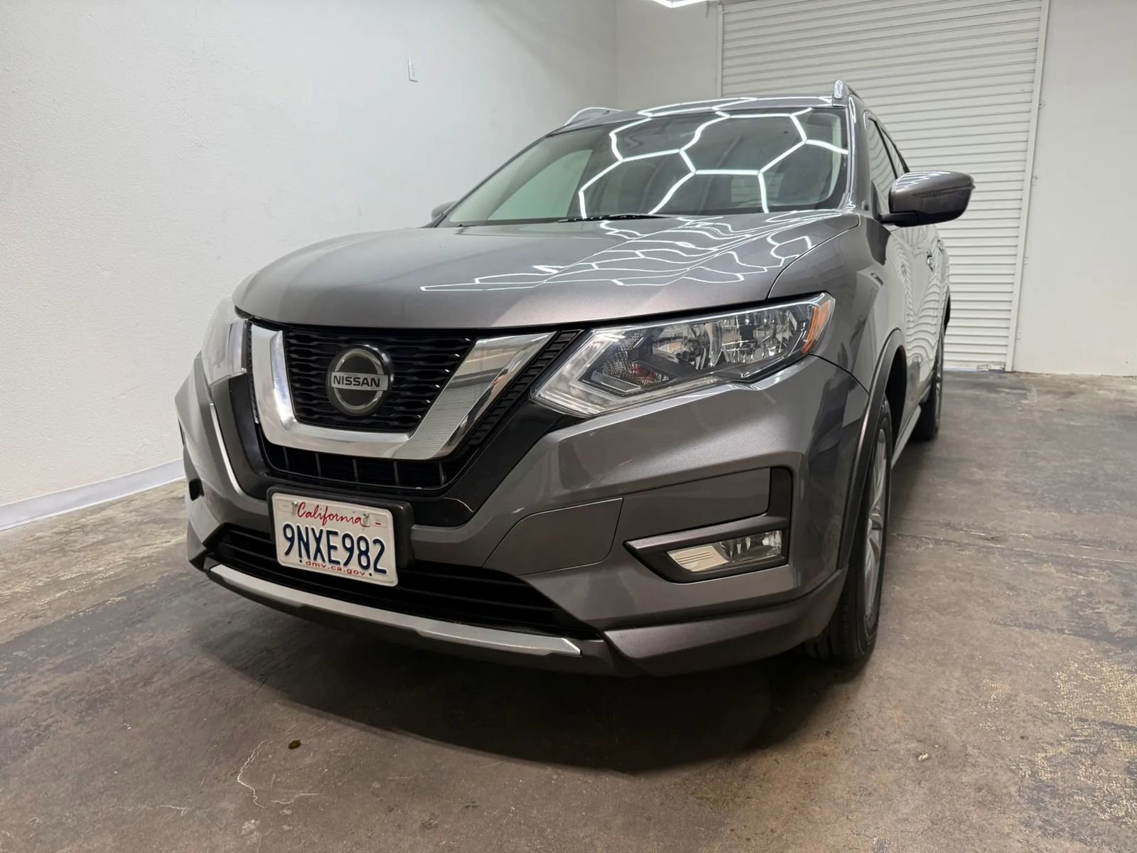 Used 2018 Nissan Rogue SV image 2