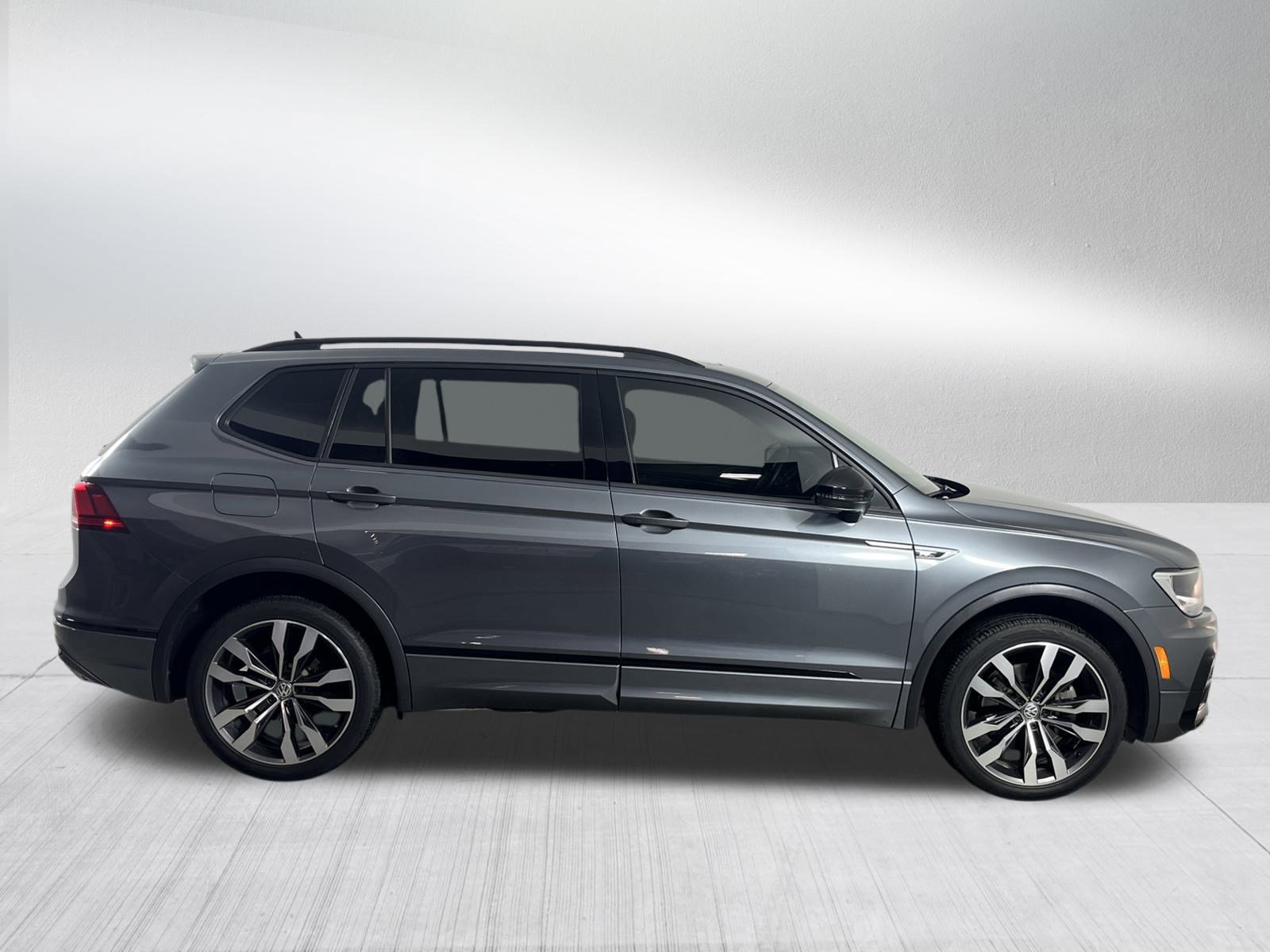 Used 2020 Volkswagen Tiguan SE R-Line image 8
