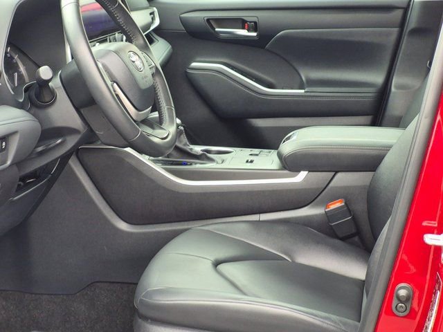Used 2024 Toyota Highlander XLE image 16