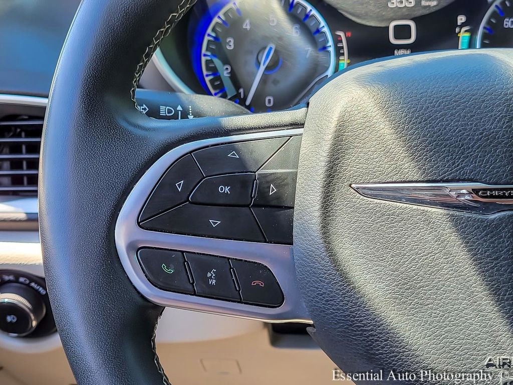 Used 2023 Chrysler Pacifica Touring-L FWD image 15